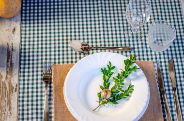 Ahşap arka plan üzerinde lavanta çiçekli güzel sofra