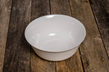 Ahşap arka plan üzerinde lavanta çiçekli güzel sofra