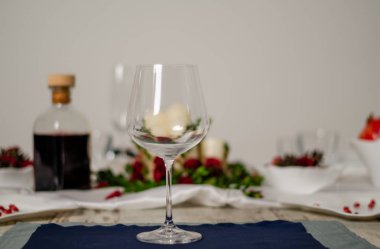 Ahşap arka plan üzerinde lavanta çiçekli güzel sofra