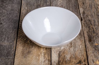 Ahşap arka plan üzerinde lavanta çiçekli güzel sofra