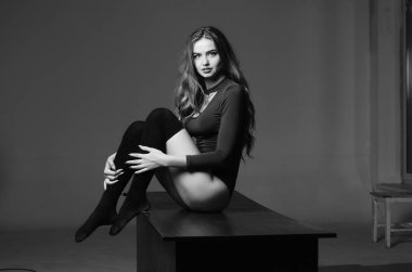 Büyük meme seksi genç kadınla. Siyah duvar Studio poz kız.