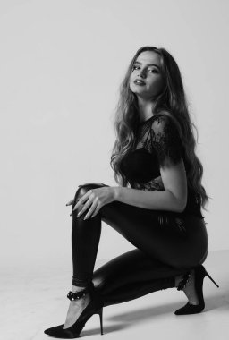 Kot pantolon ve iç çamaşırlı güzel seksi kadın Windo 'nun yanında duruyor.