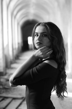 Genç, güzel, kısa saçlı, siyah elbiseli sarışın kadın.