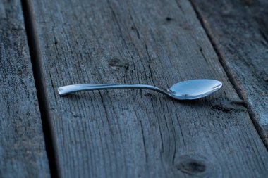 bıçak ve çatal ahşap arka plan üzerinde. Çatal bıçak takımı ahşap üzerinde.