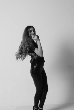 Kot pantolon ve iç çamaşırlı güzel seksi kadın Windo 'nun yanında duruyor.