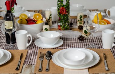 Ahşap arka plan üzerinde lavanta çiçekli güzel sofra