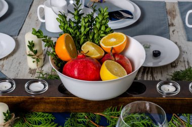 Ahşap arka plan üzerinde lavanta çiçekli güzel sofra