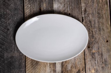 Ahşap arka plan üzerinde lavanta çiçekli güzel sofra
