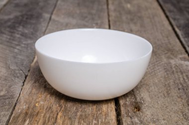 Ahşap arka plan üzerinde lavanta çiçekli güzel sofra