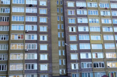 Modern condominium binada çok etate mavi gökyüzü ile şehir