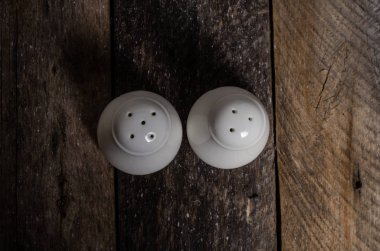 Ahşap arka plan üzerinde lavanta çiçekli güzel sofra