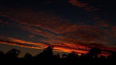 Gökyüzü mavi ve turuncu güneş ışığı gökyüzündeki bulutların arasından