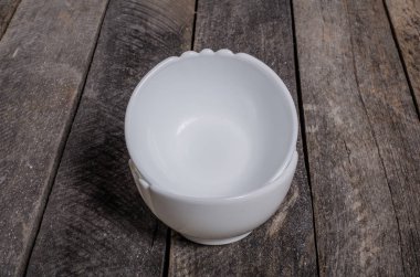 Ahşap arka plan üzerinde lavanta çiçekli güzel sofra