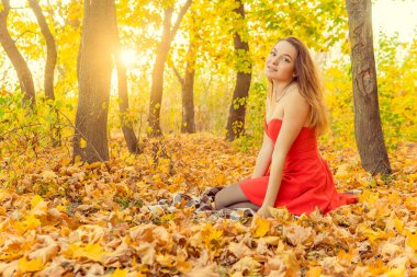 Bir kadın bir sonbahar Park bir kamera önünde poz. Sonbahar fotoğraf çekimi. Sonbahar Park.