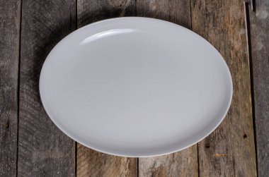 Ahşap arka plan üzerinde lavanta çiçekli güzel sofra