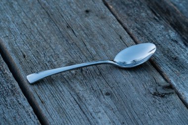 bıçak ve çatal ahşap arka plan üzerinde. Çatal bıçak takımı ahşap üzerinde.