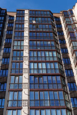 Modern condominium binada çok etate mavi gökyüzü ile şehir