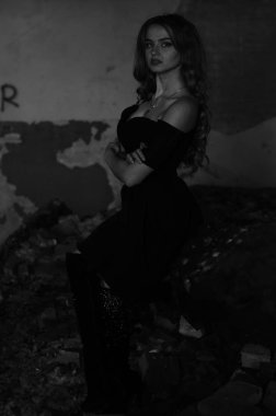 Genç, güzel, kısa saçlı, siyah elbiseli sarışın kadın.