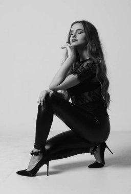 Kot pantolon ve iç çamaşırlı güzel seksi kadın Windo 'nun yanında duruyor.