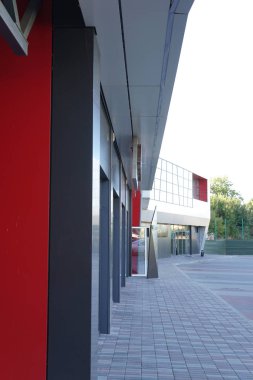 Modern condominium binada çok etate mavi gökyüzü ile şehir