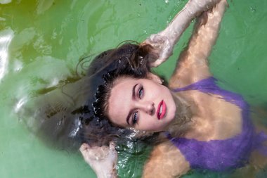 Islak modeli duş alır ve giyim, ıslak giyim, kadın, ıslak bak sauna ve yüzme havuzunda yüzüyor