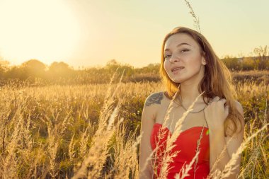 Bir kadın bir sonbahar Park bir kamera önünde poz. Sonbahar fotoğraf çekimi. Sonbahar Park.