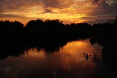 bulutlu gün batımı