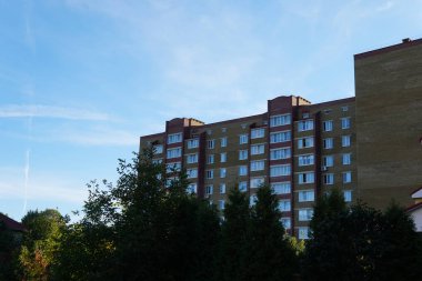 Modern condominium binada çok etate mavi gökyüzü ile şehir
