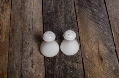 Ahşap arka plan üzerinde lavanta çiçekli güzel sofra