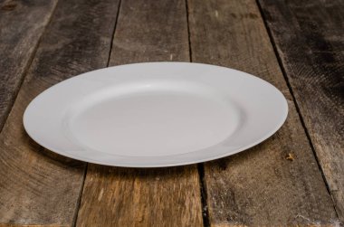 Ahşap arka plan üzerinde lavanta çiçekli güzel sofra