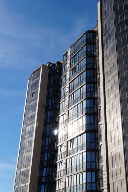 Modern condominium binada çok etate mavi gökyüzü ile şehir