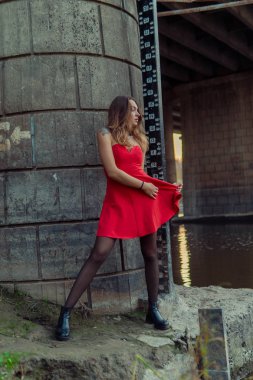 Bir kadın bir sonbahar Park bir kamera önünde poz. Sonbahar fotoğraf çekimi. Sonbahar Park.