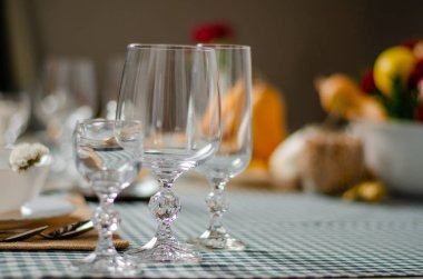 Ahşap arka plan üzerinde lavanta çiçekli güzel sofra