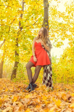 Bir kadın bir sonbahar Park bir kamera önünde poz. Sonbahar fotoğraf çekimi. Sonbahar Park.