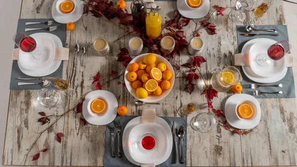 De instelling van de rustieke tabel met roze bloemen en kaars op licht houten tafel. Vakantie decoratie op de Provence stijl. Romantisch diner. Overhead — Stockfoto