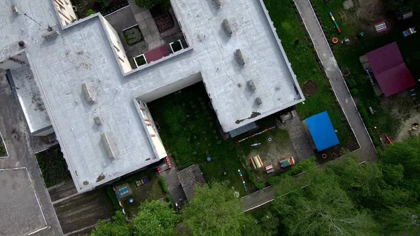 Jardín de infantes típico de Ucrania, disparando desde un dron — Foto de Stock
