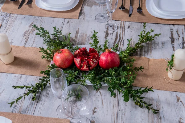 Красивая сервировка стола с цветами лаванды на деревянном фоне — стоковое фото