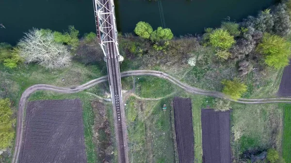 Vôo drone em volta da ponte ferroviária — Fotografia de Stock