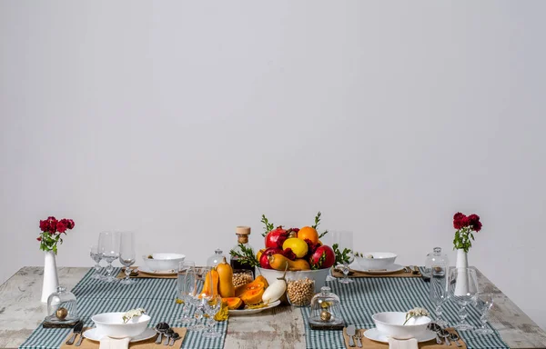 Piękny stół ustawienie z kwiatów lawendy na podłoże drewniane — Zdjęcie stockowe