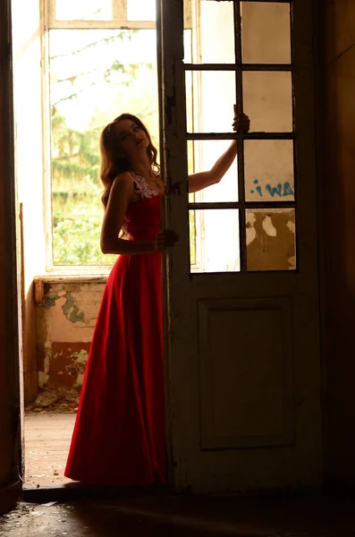 Terk Edilmiş Evin Odasında Poz Veren Kırmızı Elbiseli Güzel Kız — Stok fotoğraf