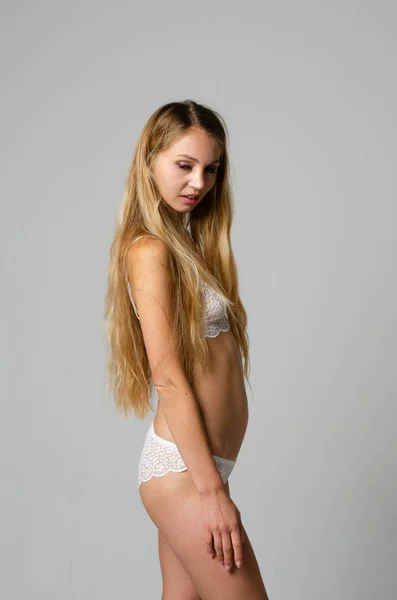 Beyaz iç çamaşırı üzerinde seksi Asyalı kadın — Stok fotoğraf