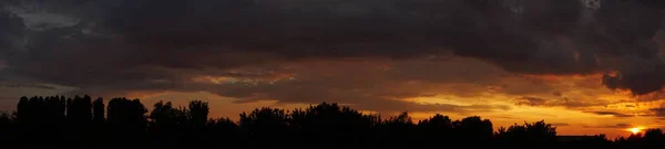 Céu de pôr-do-sol laranja. Céu bonito. — Fotografia de Stock