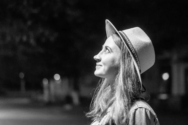 Молодая Женщина Шляпе Черно Белое Фото — стоковое фото