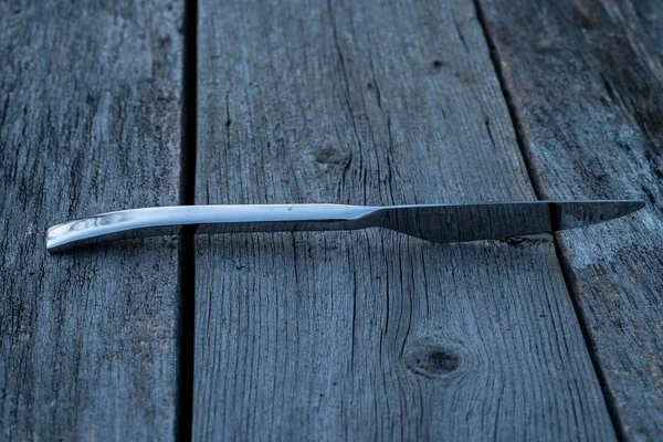 Cuchillo y tenedor sobre fondo de madera. Cubertería en madera . —  Fotos de Stock