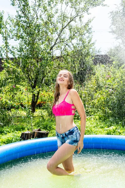 Modelo mojado toma una ducha y nada en ropa, ropa mojada, Wet Look mujer, sauna y piscina — Foto de Stock