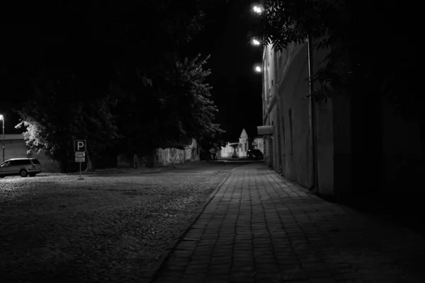Schöne Straße bei Nacht in Sibiu, Rumänien — Stockfoto