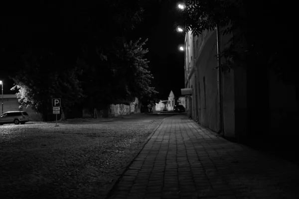 Belle rue la nuit à Sibiu, Roumanie — Photo