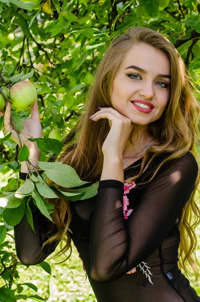 Beautiful, gorgeous and sexy woman with slim tanned body in stylish bikini is posing near the wall of green foliage and leaves in the park, glamour and vogue outdoor summer photoshoot on nature — Stock Photo, Image