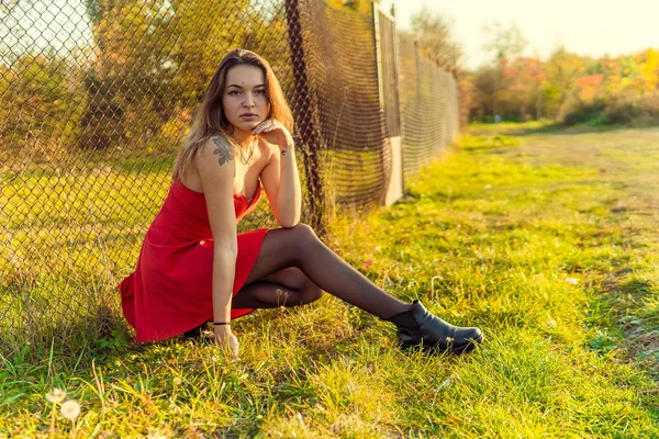 Een vrouw is poseren voor een camera in een park van de herfst. herfst fotoshoot. Herfst in het park. — Stockfoto