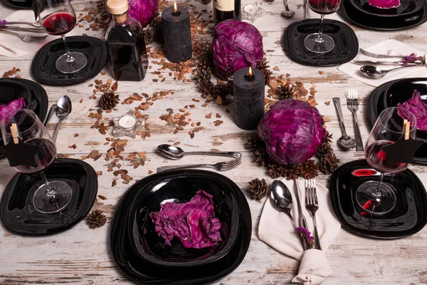 Cenário de mesa bonita com flores de lavanda no fundo de madeira — Fotografia de Stock